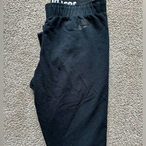 Black Nike leggings